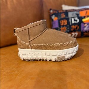 UGG Venture Daze Ultra Mini Fashion Boot Unisex Chestnut Men 8, Women 9 New